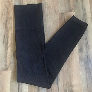 Women’s seamless Spanx leggings.